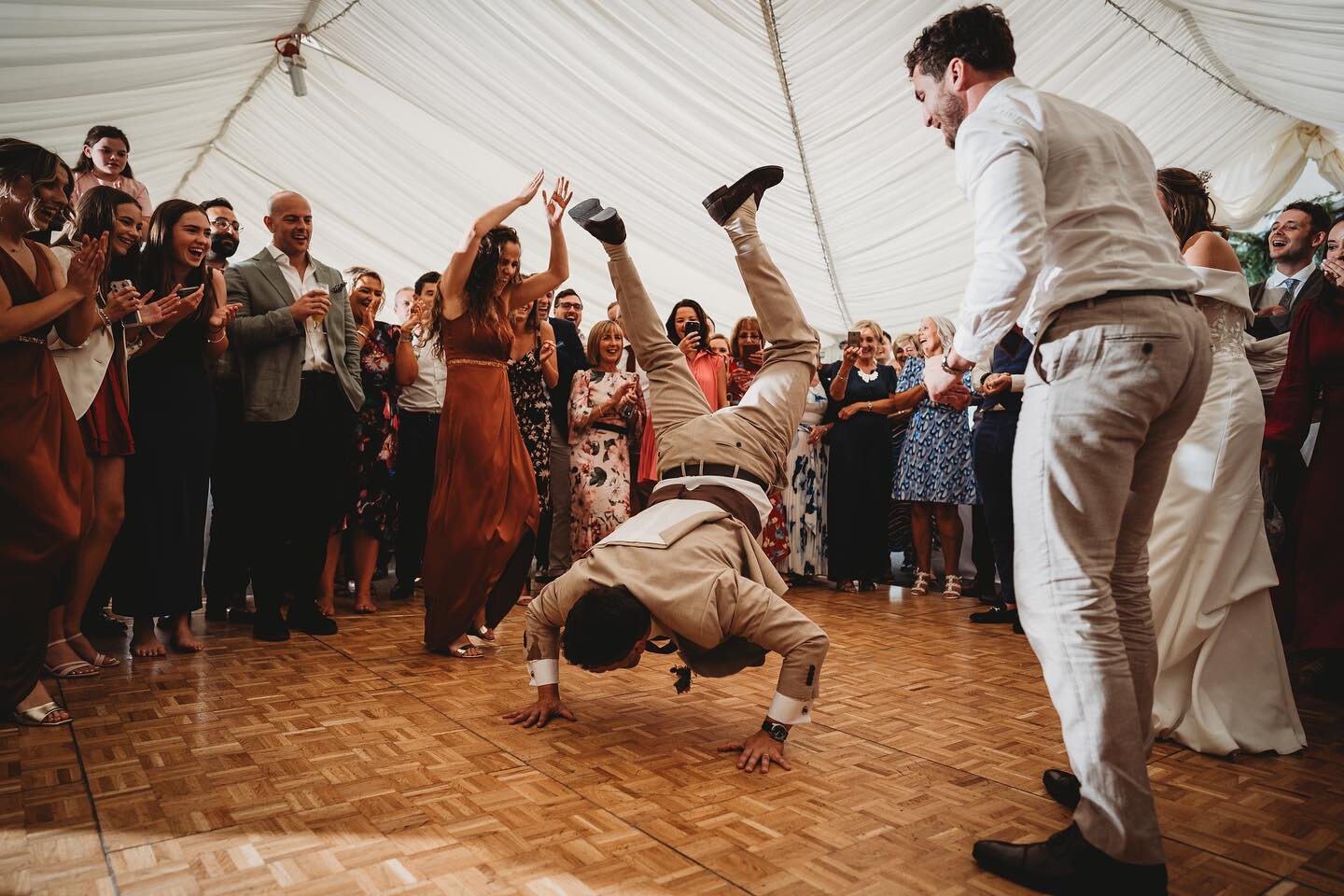 Happy Saturday party people. Anyone partying tonight? It wasn&rsquo;t many Saturdays ago that E&amp;D took to the dance floor along with their guests to provide a partying masterclass!  @jukemusicbelfast rocking the place🤟
.
.
.
.
#belfastweddingpho