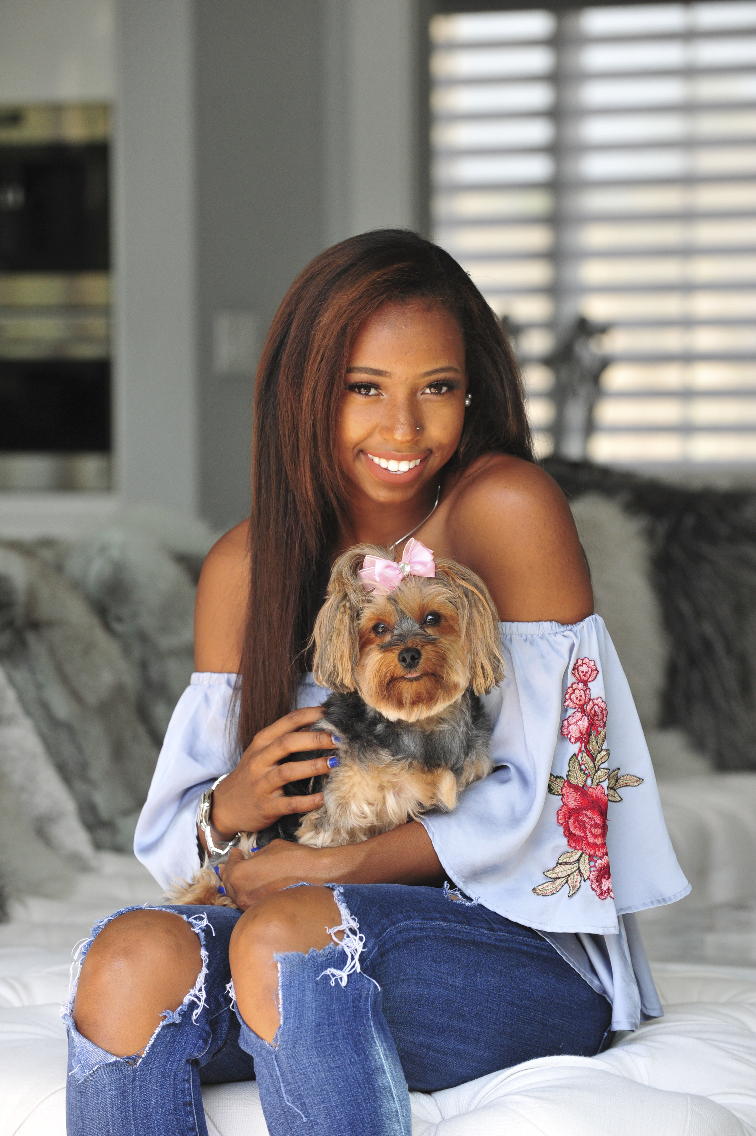 senior portrait senior girl at home with puppy