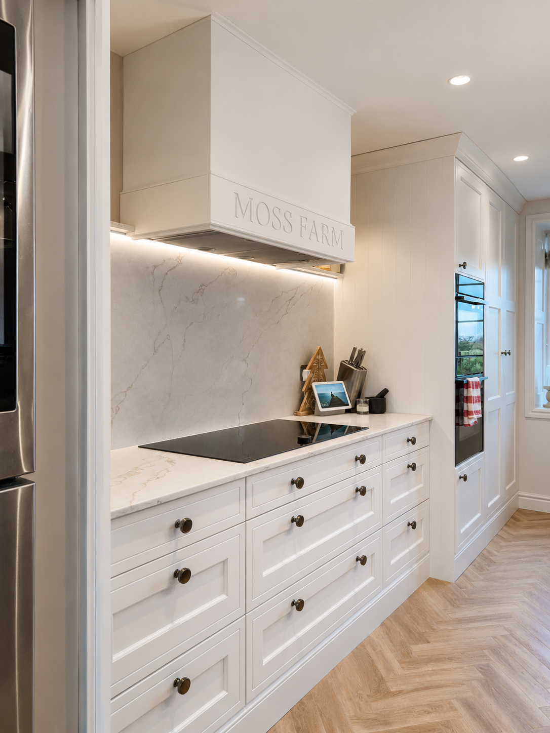 everfine-hough-kitchen-carved-mantle-hob-marble-splashback.png