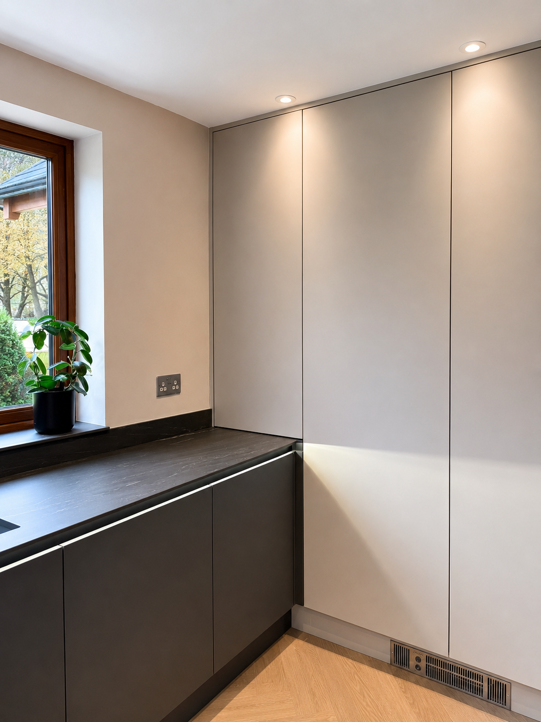 10-cashmere-graphite-corner-run-black-worktop-window.png