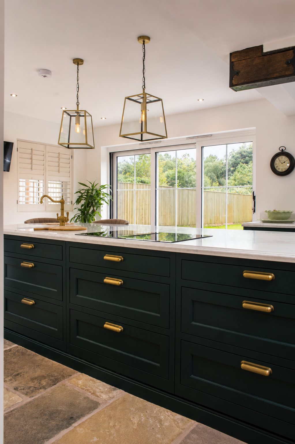 everfine-dowd-kitchen-island-drawers-brass-handles-hob.png