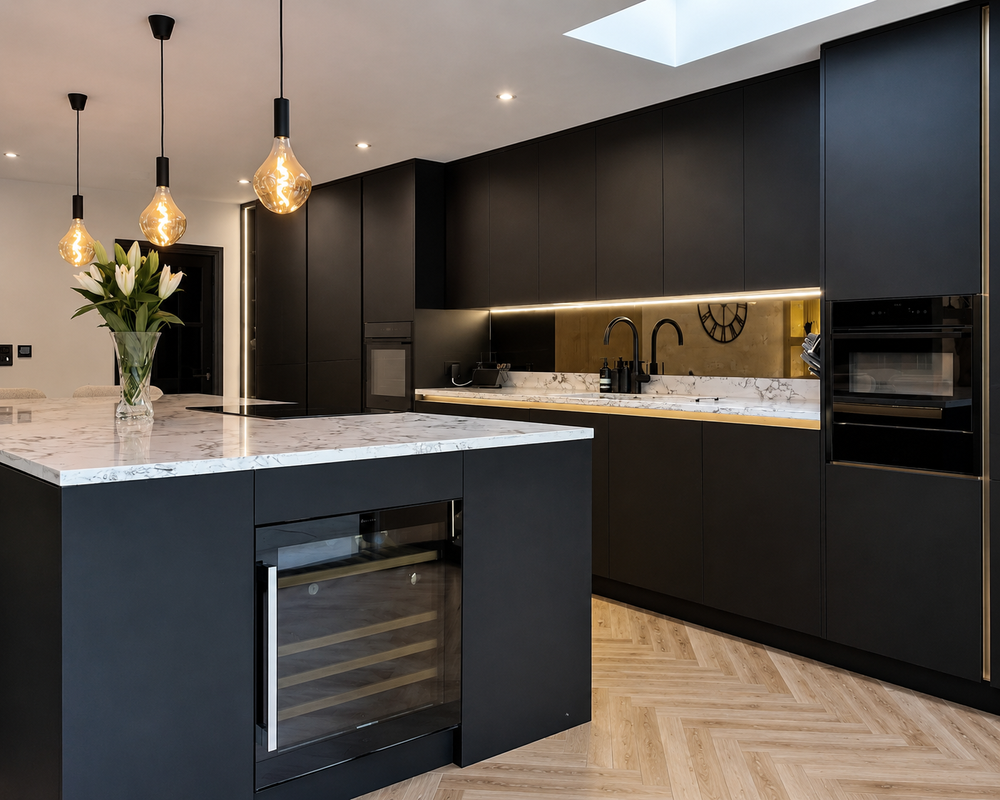 everfine-alty-black-kitchen-brass-splashback.png