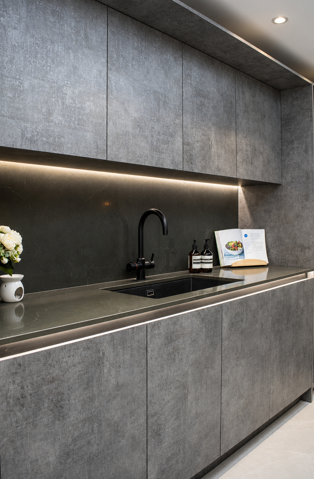 everfine-morgan-kitchen-sink-run-black-tap-led-lighting.png
