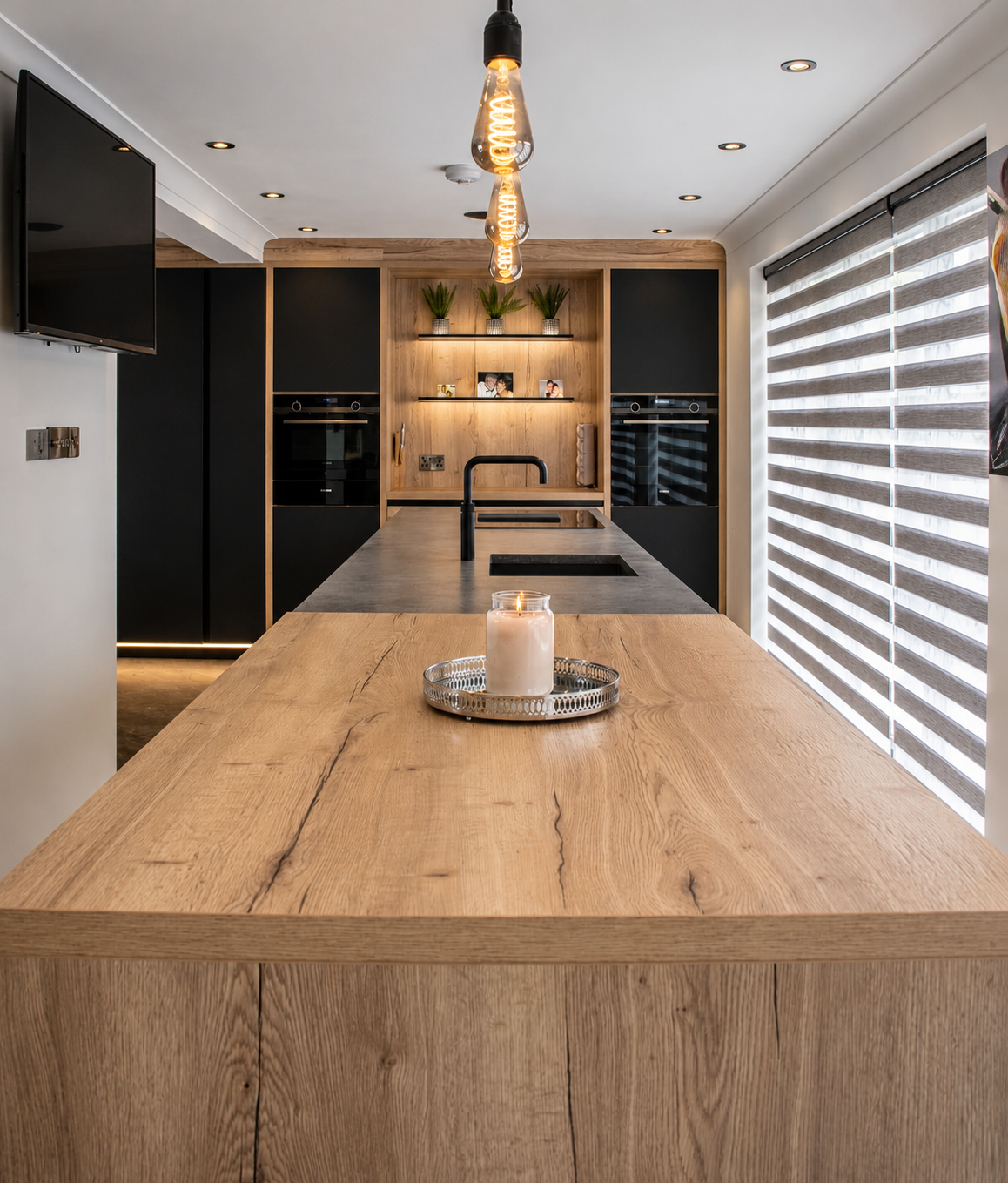 everfine-connor-solid-oak-breakfast-bar-edison-pendants.png