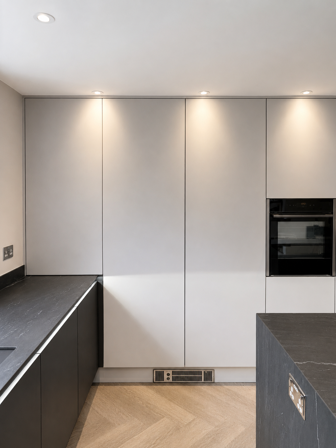 01-cashmere-graphite-handleless-kitchen-neff-oven-herringbone.png
