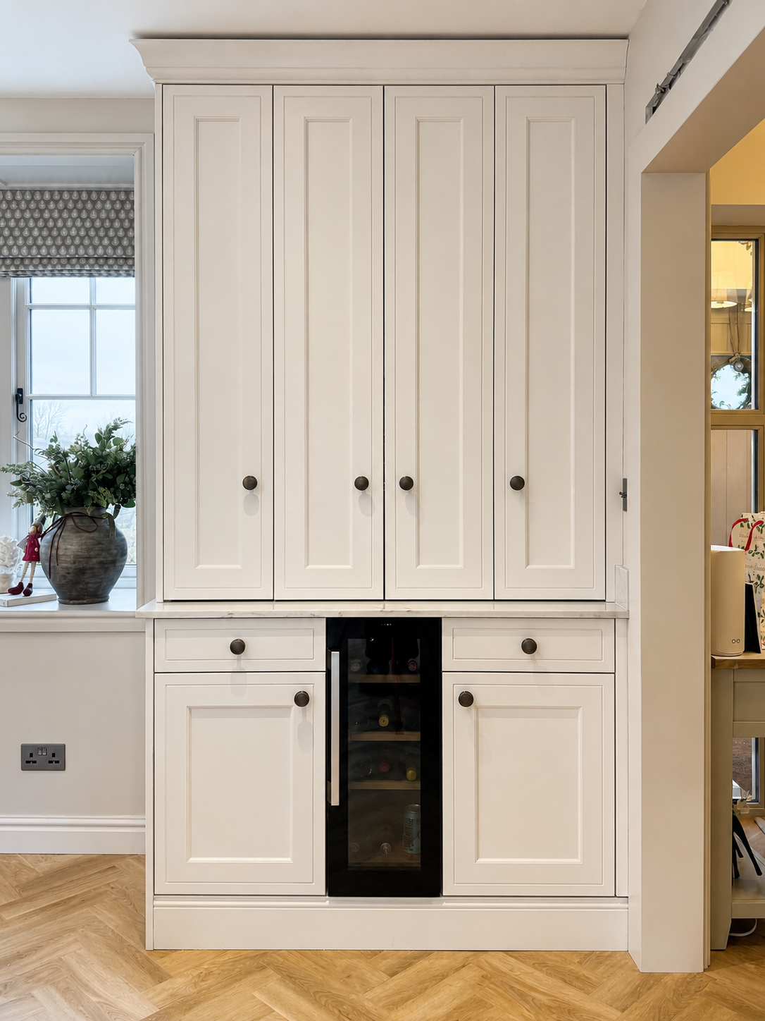 everfine-hough-kitchen-drinks-cabinet-wine-cooler-closed.png