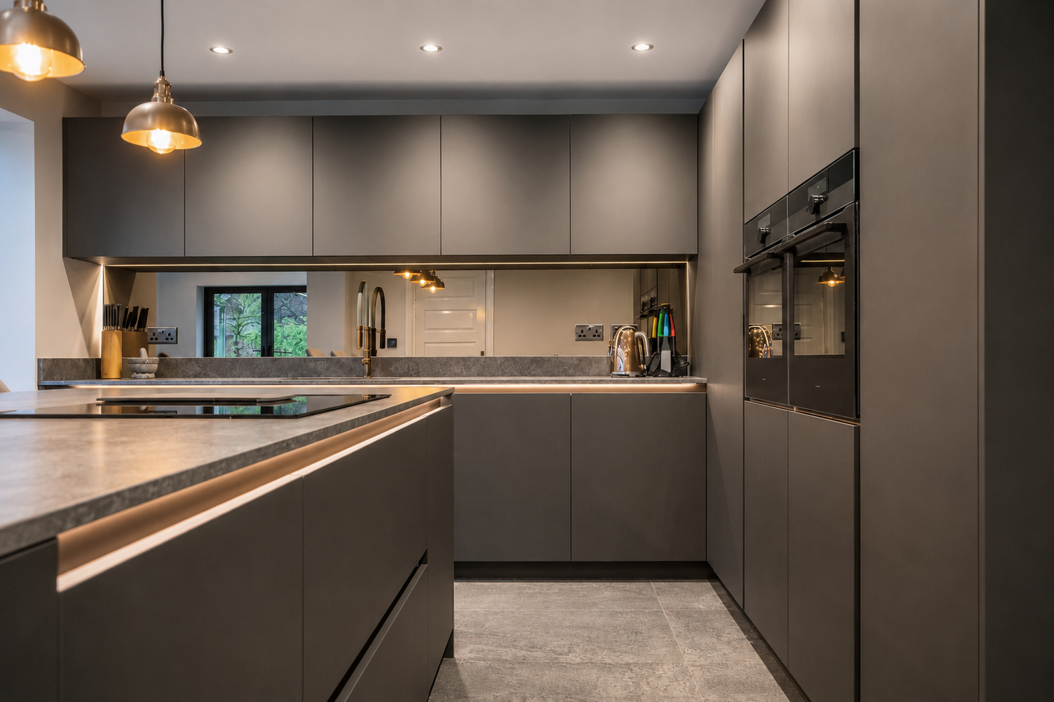 everfine-bielby-project-handleless-kitchen-bronze-mirror-splashback.png