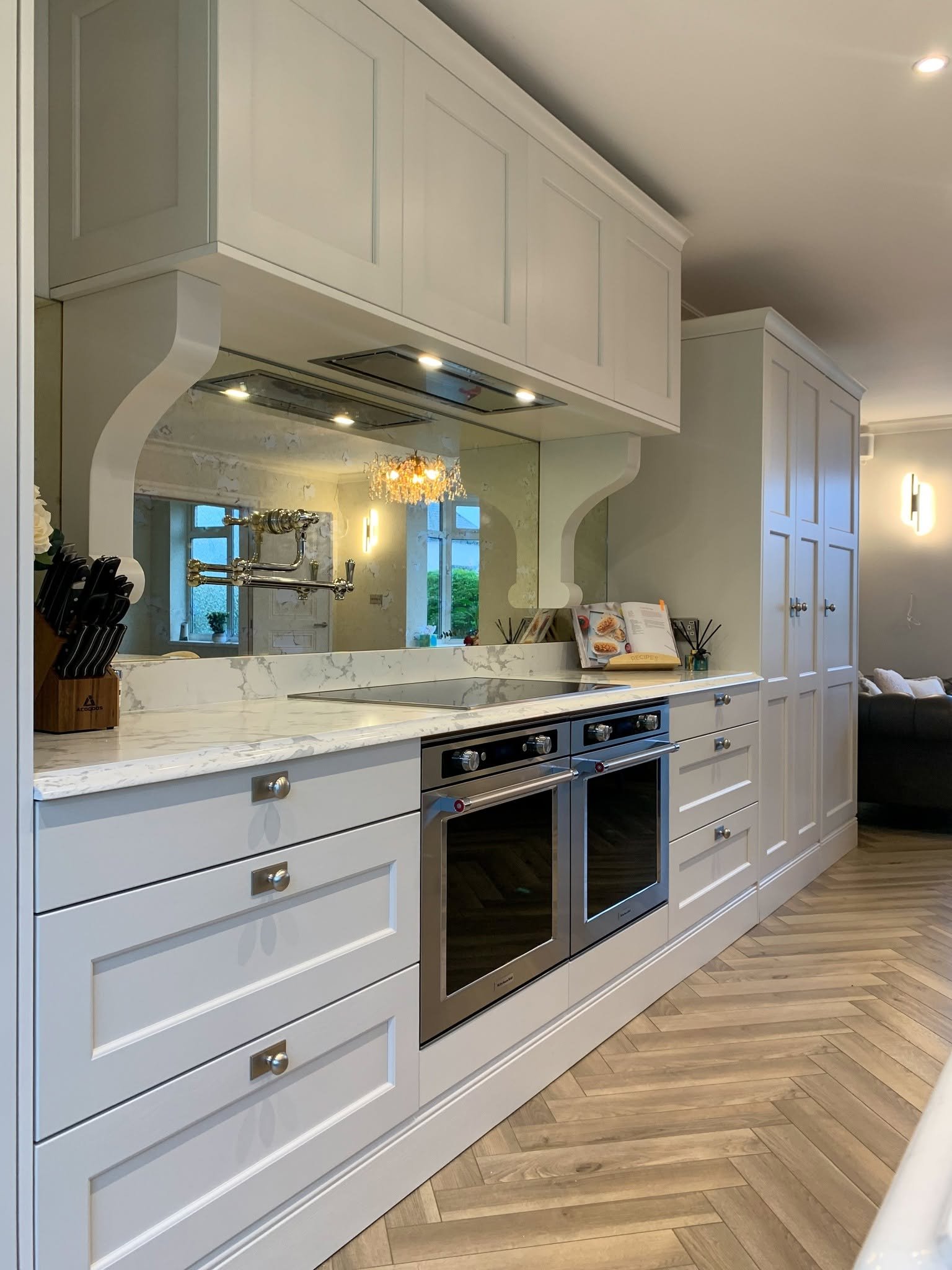 everfine-morgan-kitchen-double-ovens-mirror-splashback.jpg