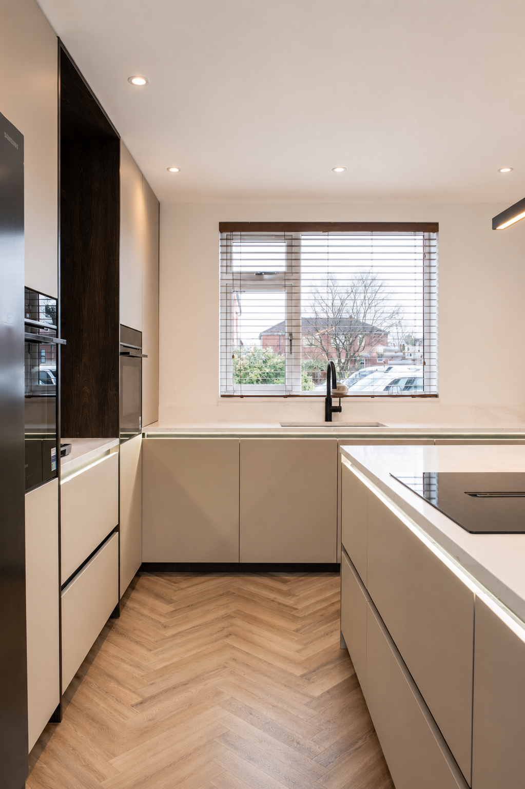 08-terra-grey-handleless-kitchen-run-window-eccleston.png