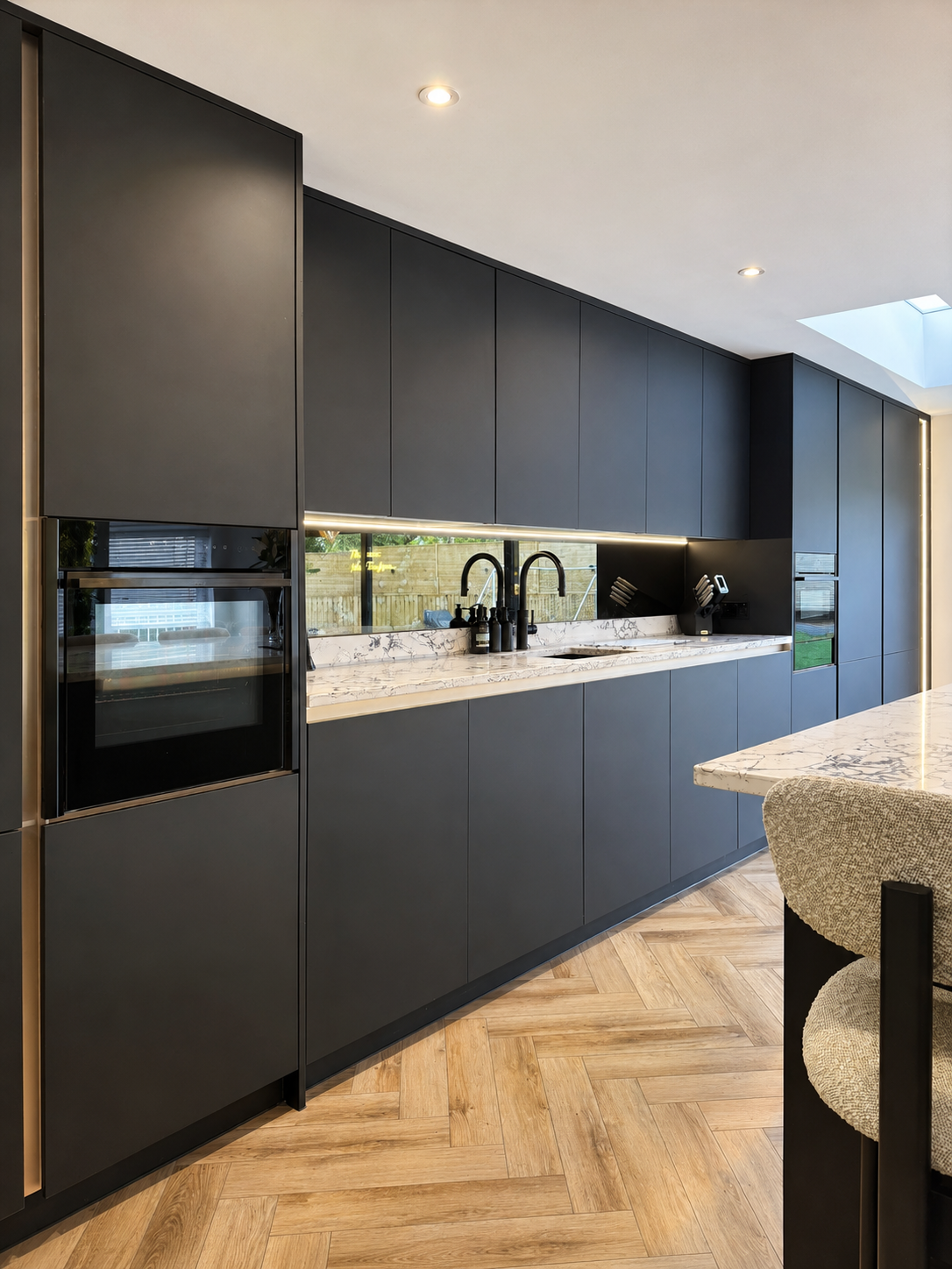 everfine-alty-tall-cabinetry-quartz-worktop.png
