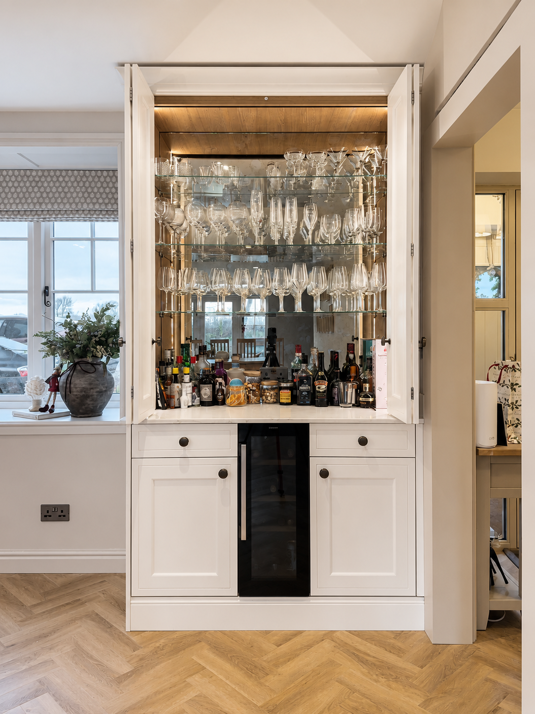 everfine-hough-kitchen-drinks-cabinet-bar-mirrored-open.png