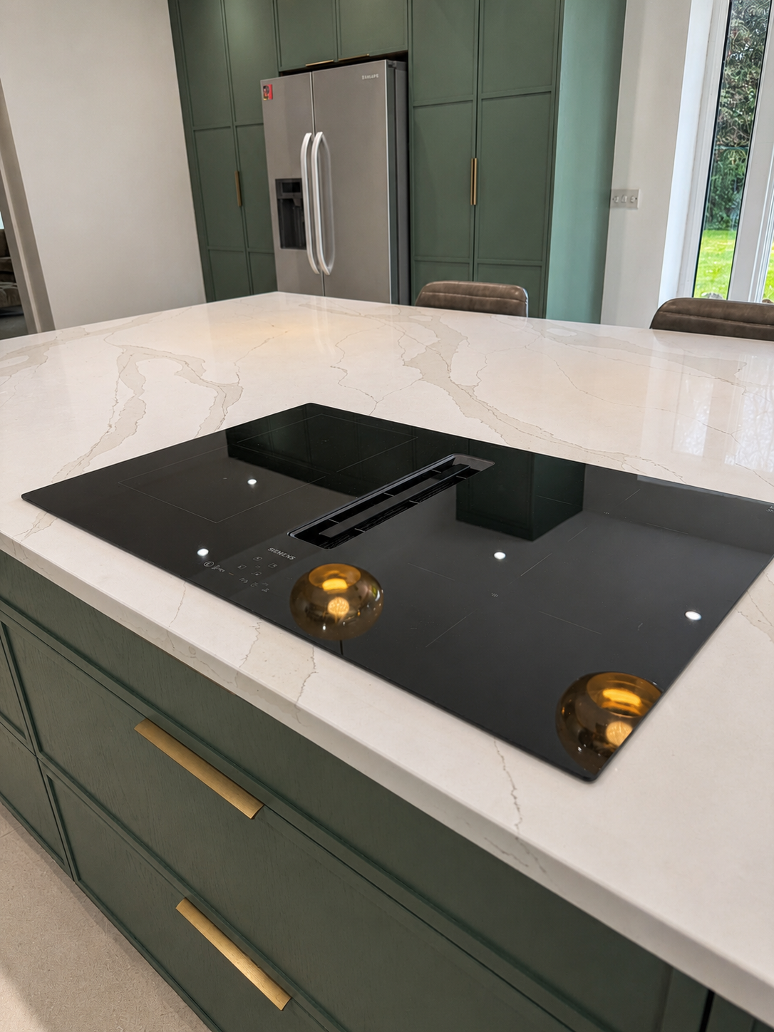 everfine-hilton-kitchen-venting-induction-hob-quartz-island.png