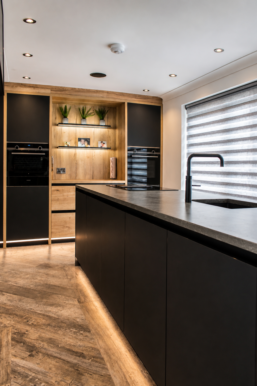 everfine-connor-black-island-stone-worktop-oak-larder.png