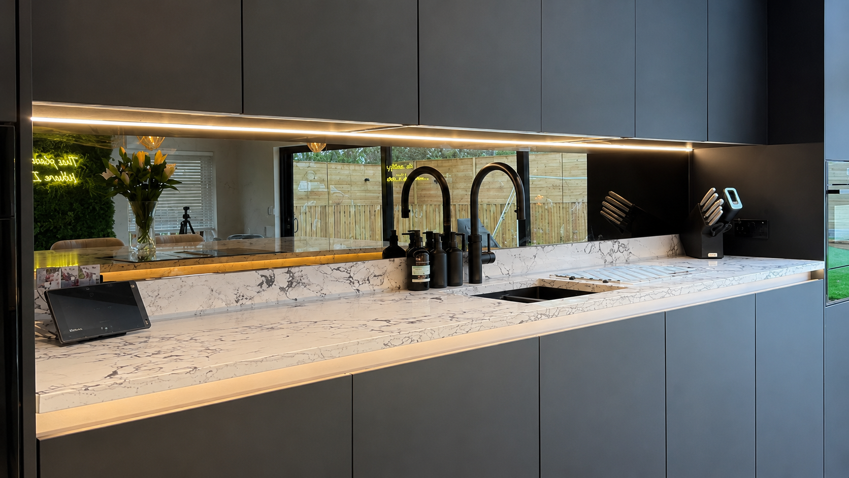 everfine-alty-mirrored-splashback-black-taps.png