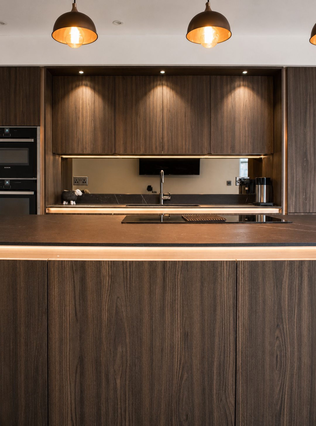 everfine-henry-mirrored-splashback-worktop-detail.png