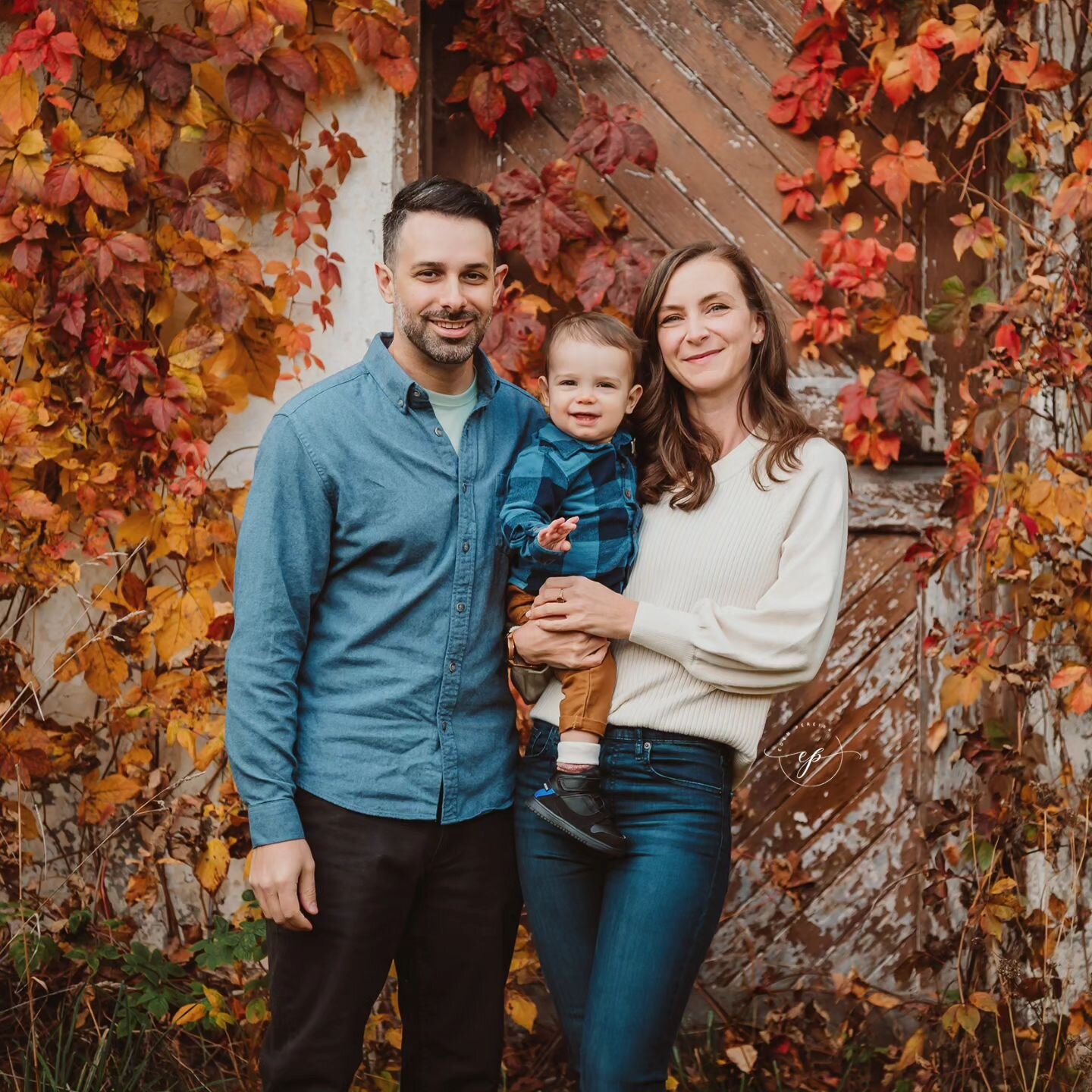 Sweater weather is slowly approaching, which means the leaves will be changing soon, and the Fall Mini session will be in full swing.

This beautiful family came out to Scotsdale Farm, one of my favourite locations. We definitely lucked out with the 