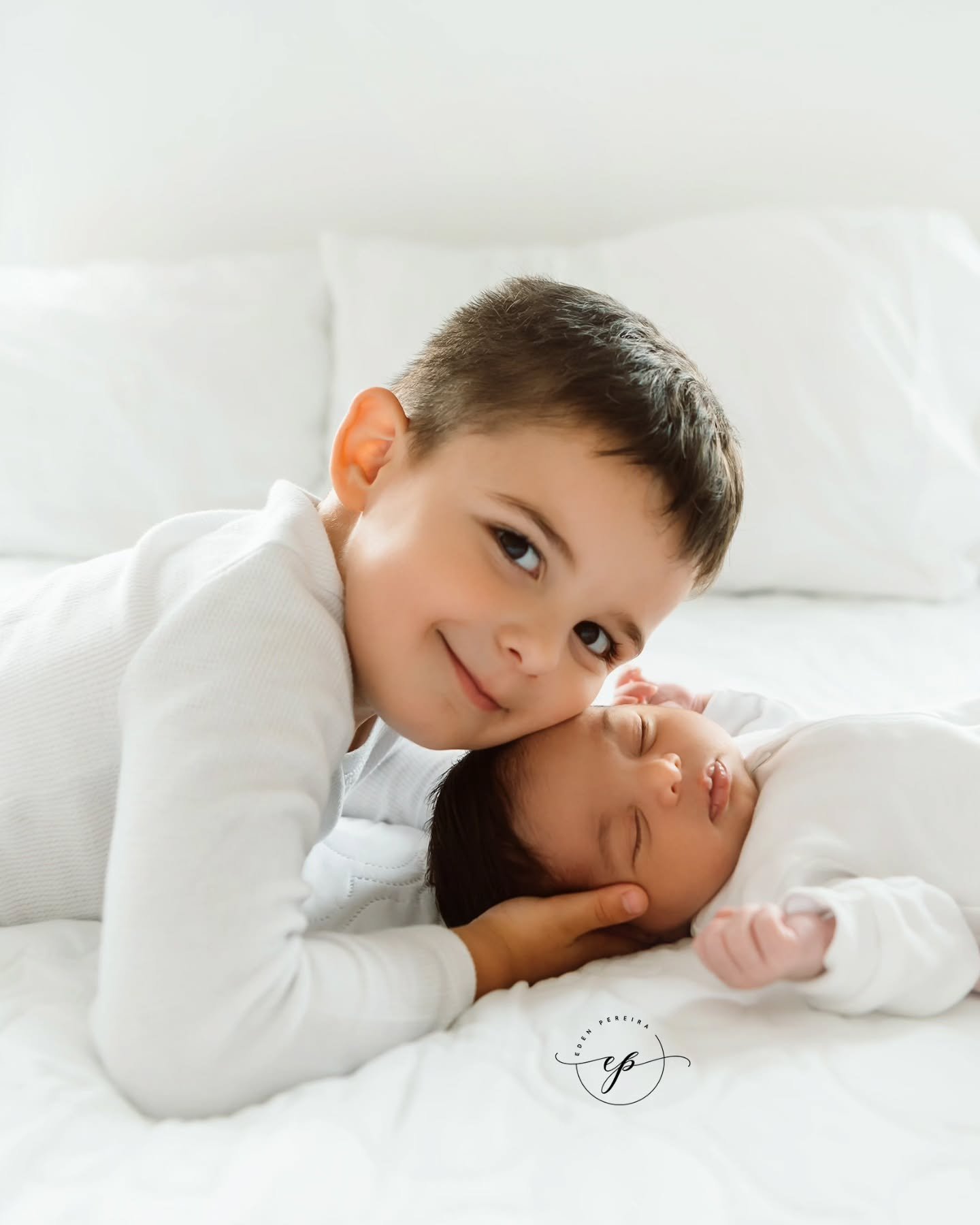 There's something so special about the bond between a big brother and their sibling. From protector to partner-in-crime, big brothers are the ultimate superheroes in little lives. Capturing these sweet moments is what makes my job so rewarding. 💙

L