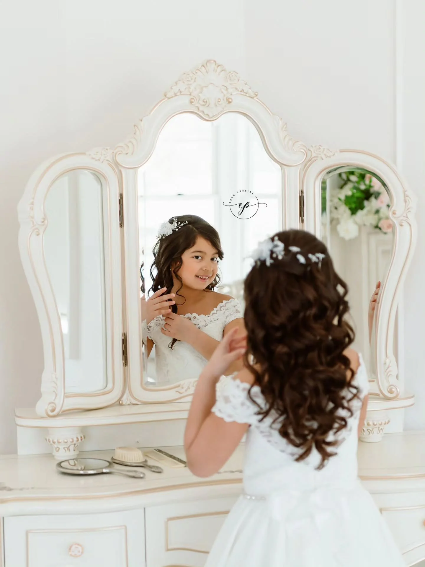 Communion minis aren&rsquo;t just about the traditional pose 🤍

Yes, we&rsquo;ll capture the classic portraits,  the ones grandparents frame and cherish forever.
But we&rsquo;ll also make space for this&hellip;

The twirls.
The little smiles at thei