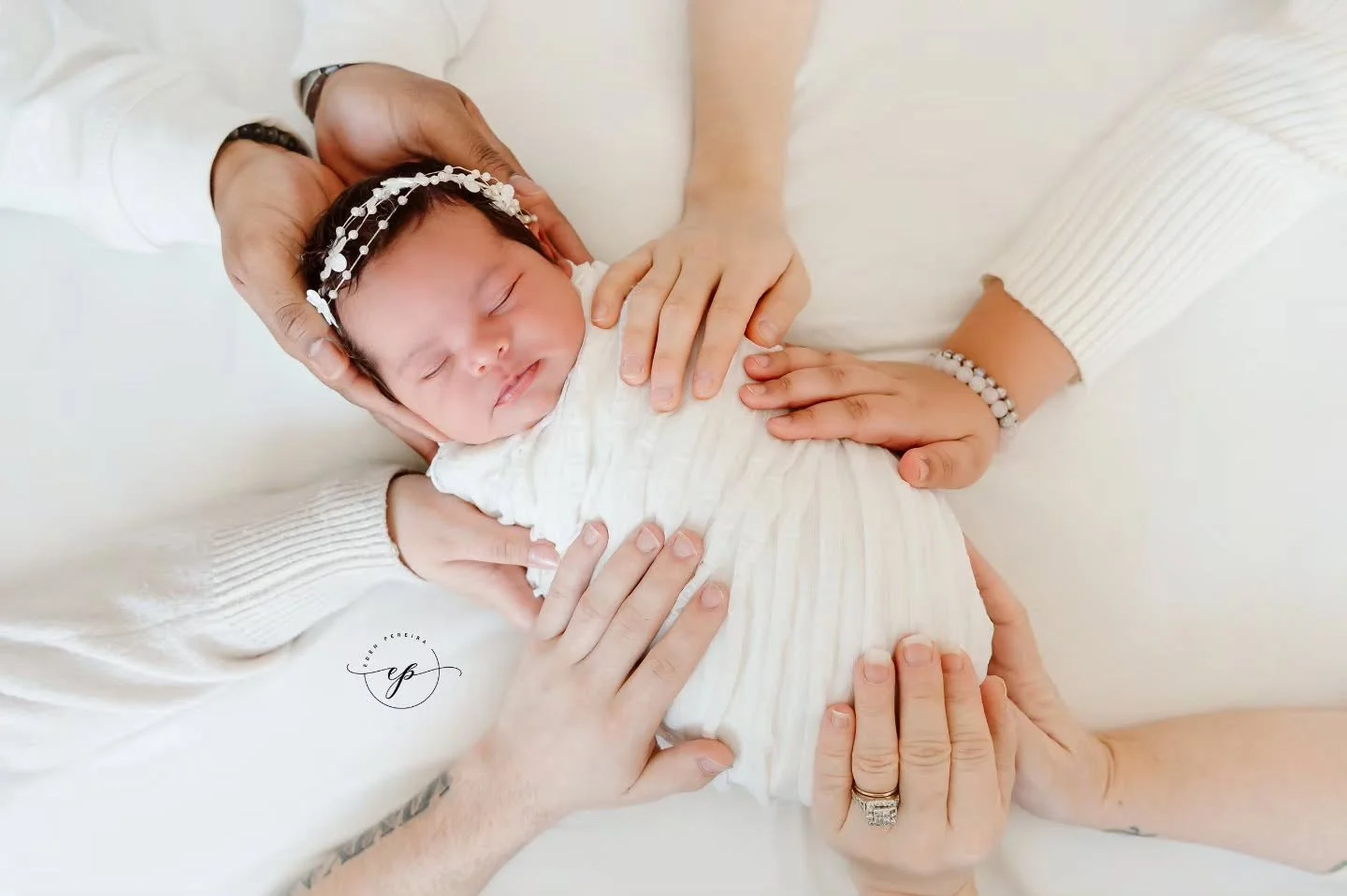 So tiny, so loved&hellip; 🤍

Surrounded by the hands that will guide her, protect her, and love her more with every passing day.

These first days are quiet, delicate, and so incredibly precious, the kind of moments you wish you could hold onto fore