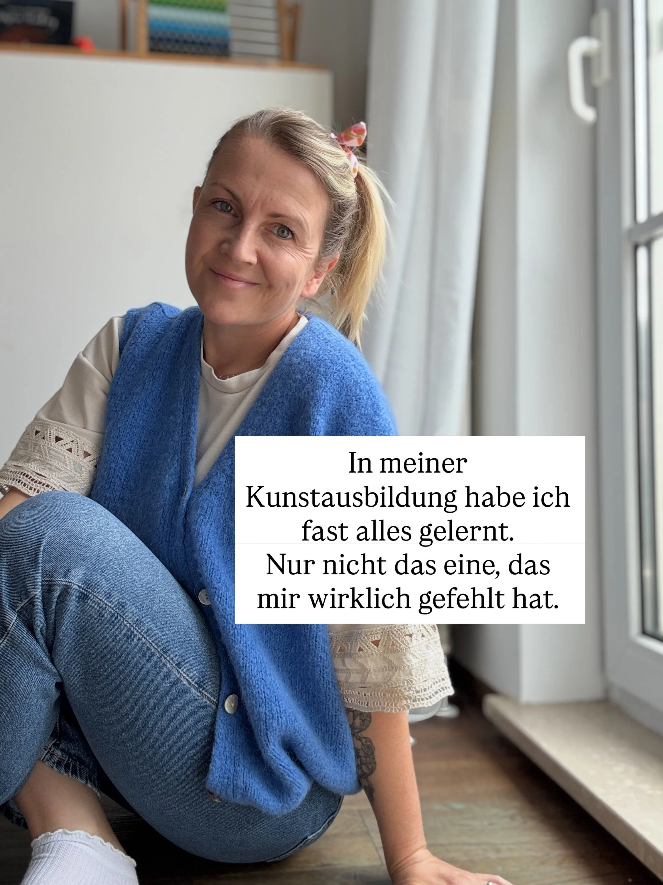 In meiner Kunstausbildung habe ich so vieles gelernt &ndash; Perspektive, Proportionen, realistische Darstellung. Aber wie ich zu meinem eigenen Stil komme? Das hat mir niemand beigebracht. 😅

Jahrelang habe ich abgezeichnet und mich dabei gefragt, 