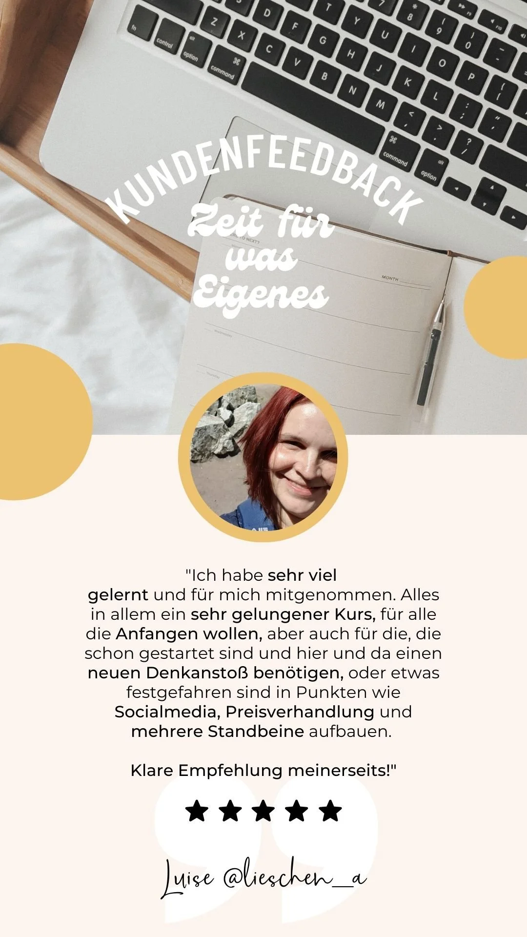 Ein Bild mit einem Laptop, einem Notizbuch und einem Kugelschreiber auf einem Tisch, mit einem handgeschriebenen Text, der Kundenfeedback zeigt, und einem Foto einer lachenden Frau.