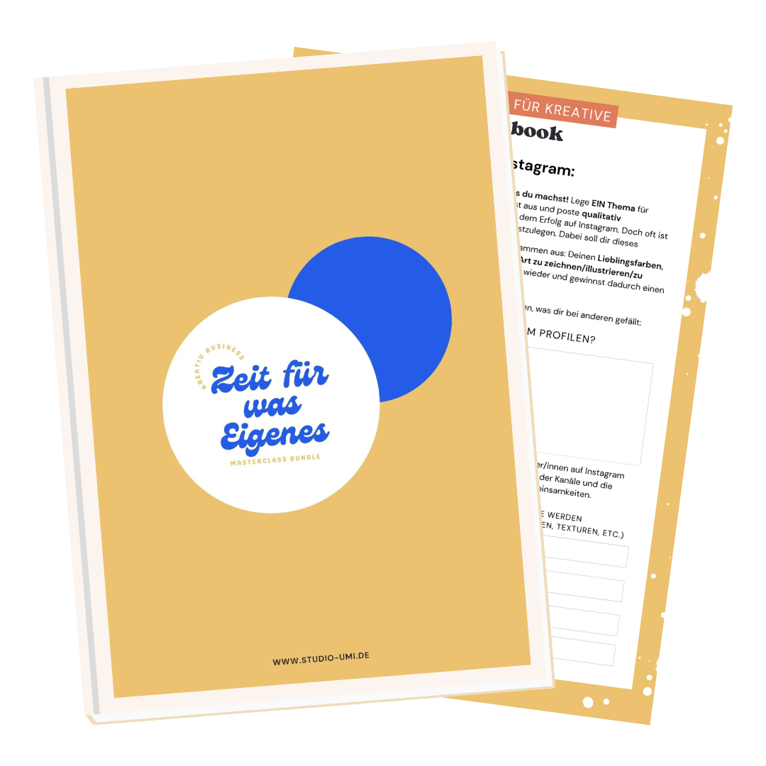 Zwei offene Broschüren auf beigefarbenem Hintergrund, eine mit blauer und weißer Aufschrift 'Zeit für was Eigenes Masterclass Bundle', die andere mit Text und Überschrift 'Für kreative'.