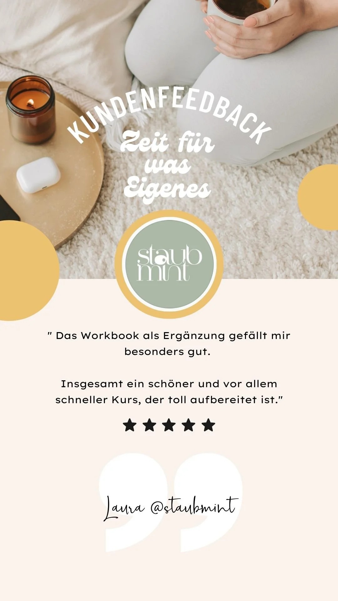 Bewertungsseite für ein Arbeitsbuch mit Kaffee, Kerze und AirPods auf einem weichen Teppich. Der Text enthält eine positive Bewertung und den Namen Laura von StaubmMint.
