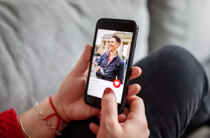 How Online Dating Affects Mental Health and Behavior