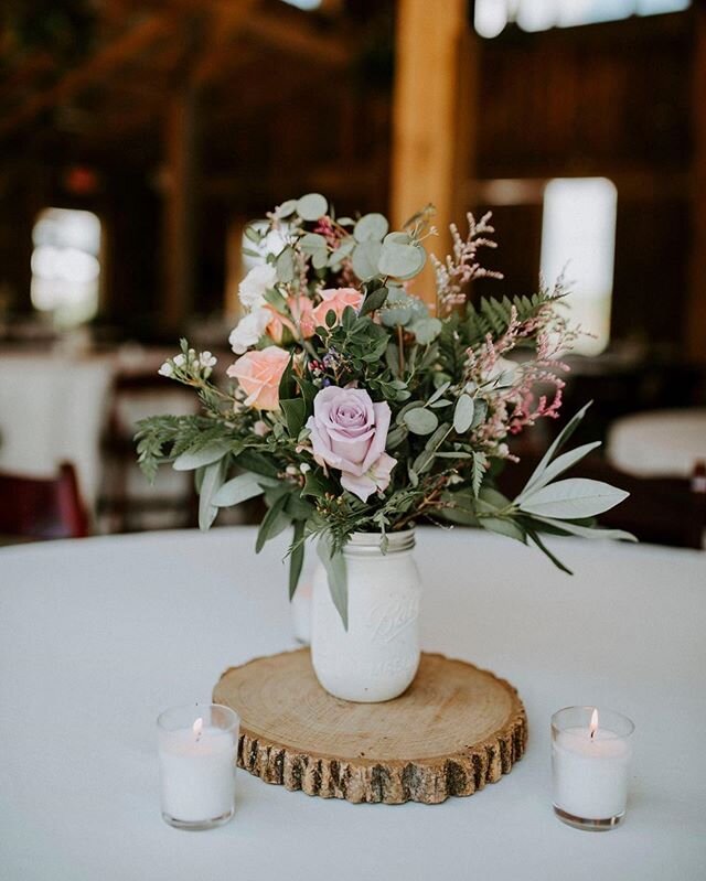 Sweet &amp; simple for a perfect look ✨
.
.
Table decor is one of our favorite aspects of wedding details! There are so many options and styles to incorporate.
.
.
TIP: You can use your bridesmaids&rsquo; bouquets as center pieces for a few of your t