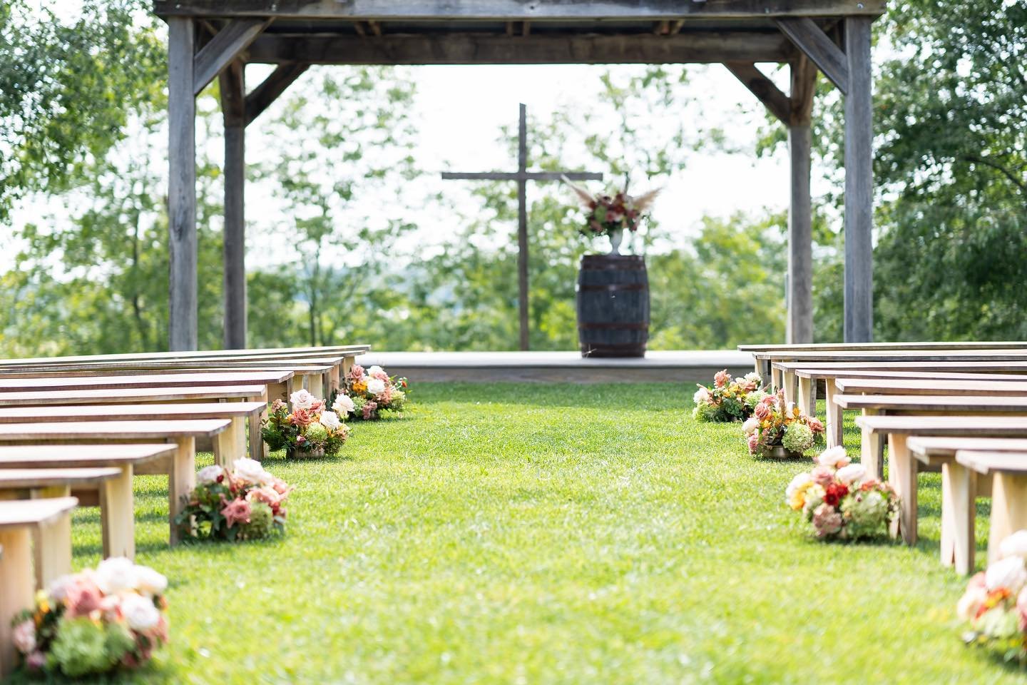 Flowers make it all that much more perfect.🌼

📸: Rose and Oak studios