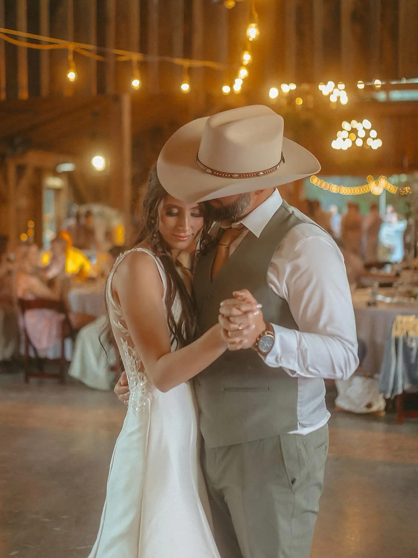 We&rsquo;re totally fine with more cowboy grooms and their unabashed love for their cowgirl!🤍 

📸: @simplysavvyphoto