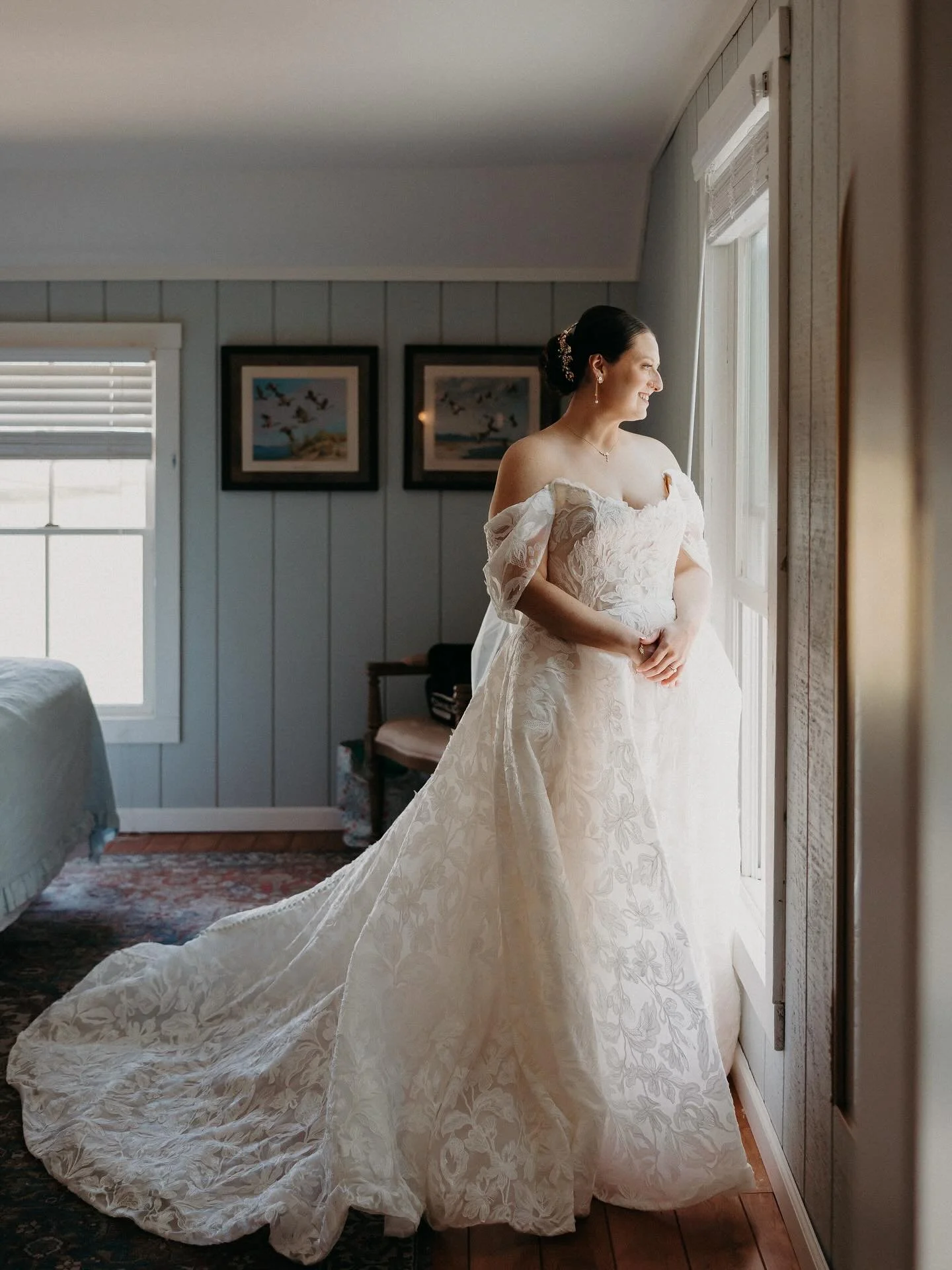 The lighting in our bridal suite is essential for your getting ready portraits! Look at this bit of perfection.🤍

📸: @rachellebaggettphoto