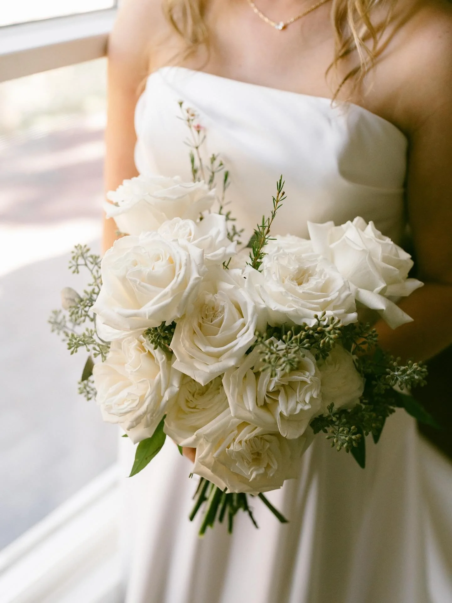 Classic and clean with a touch of green🤍🌿

📸: @kalli.june.photo 
💐: Corner House Design