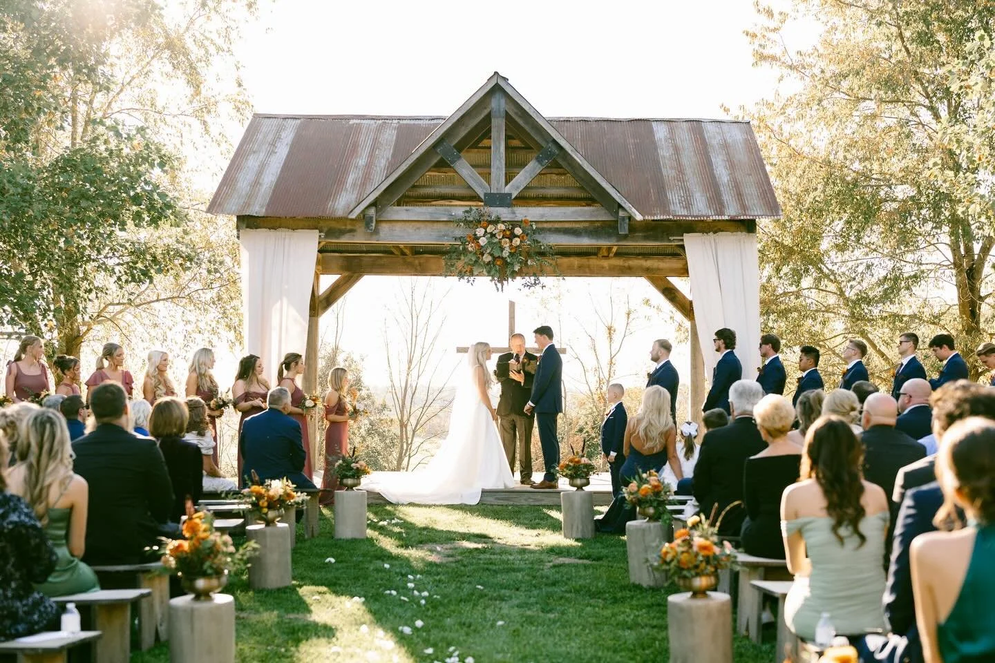 We're committed to providing the best for our couples and their loved ones! Wedding season is here and we can't wait to celebrate with stunning florals, breathtaking views and unforgettable moments like this.

📸: @kalli.june.photo