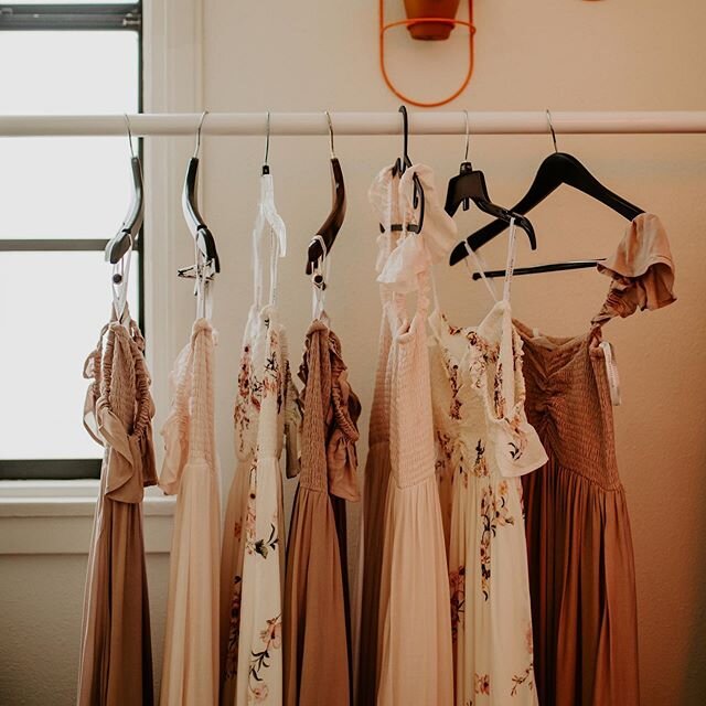Long gone are the days of the clone bridesmaids dresses! Thankfully, combinations of variation, pattern, color, style, and personalization are here to stay!!
⁠⠀
Photography | @byamylynn⁠⠀
Planning | @nicolegeorgeevents⁠⠀
Bridesmaids Dresses | @plumpr
