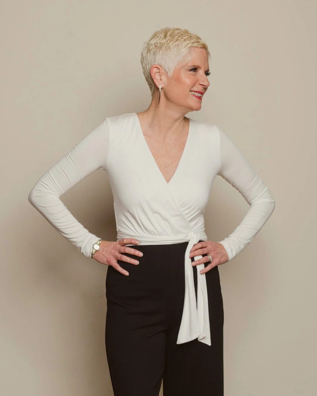 Should you be wearing a V neckline? 🤔 

A V or U neckline can instantly soften a broad shoulder by breaking up that strong horizontal line with a deeper vertical shape (these necklines are always deeper than they are wide).

They also help break up 