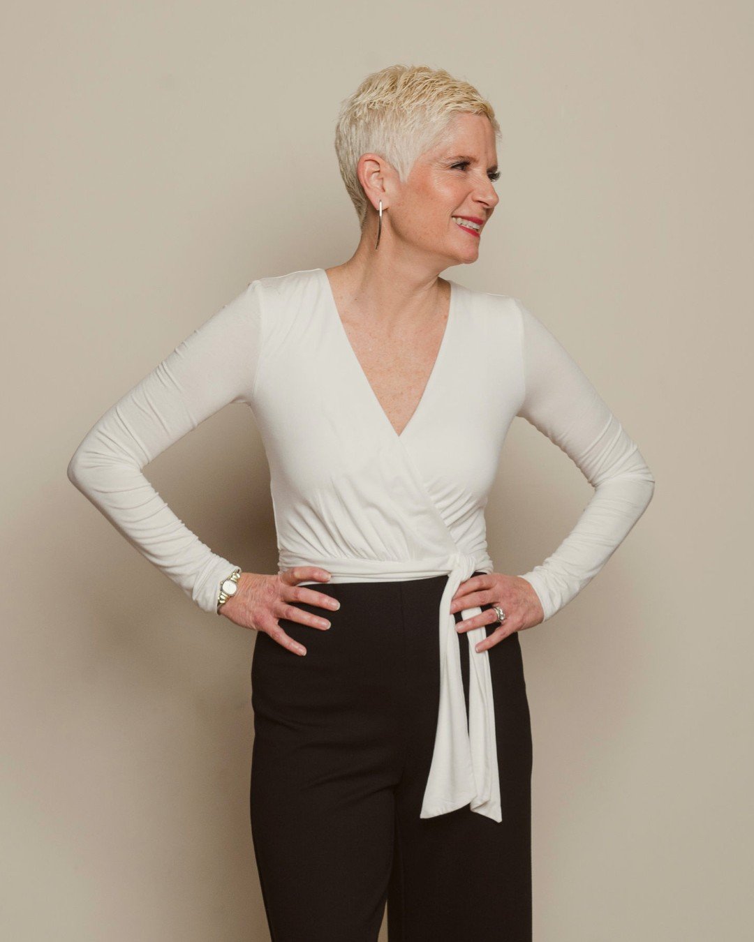 Should you be wearing a V neckline? 🤔 

A V or U neckline can instantly soften a broad shoulder by breaking up that strong horizontal line with a deeper vertical shape (these necklines are always deeper than they are wide).

They also help break up 