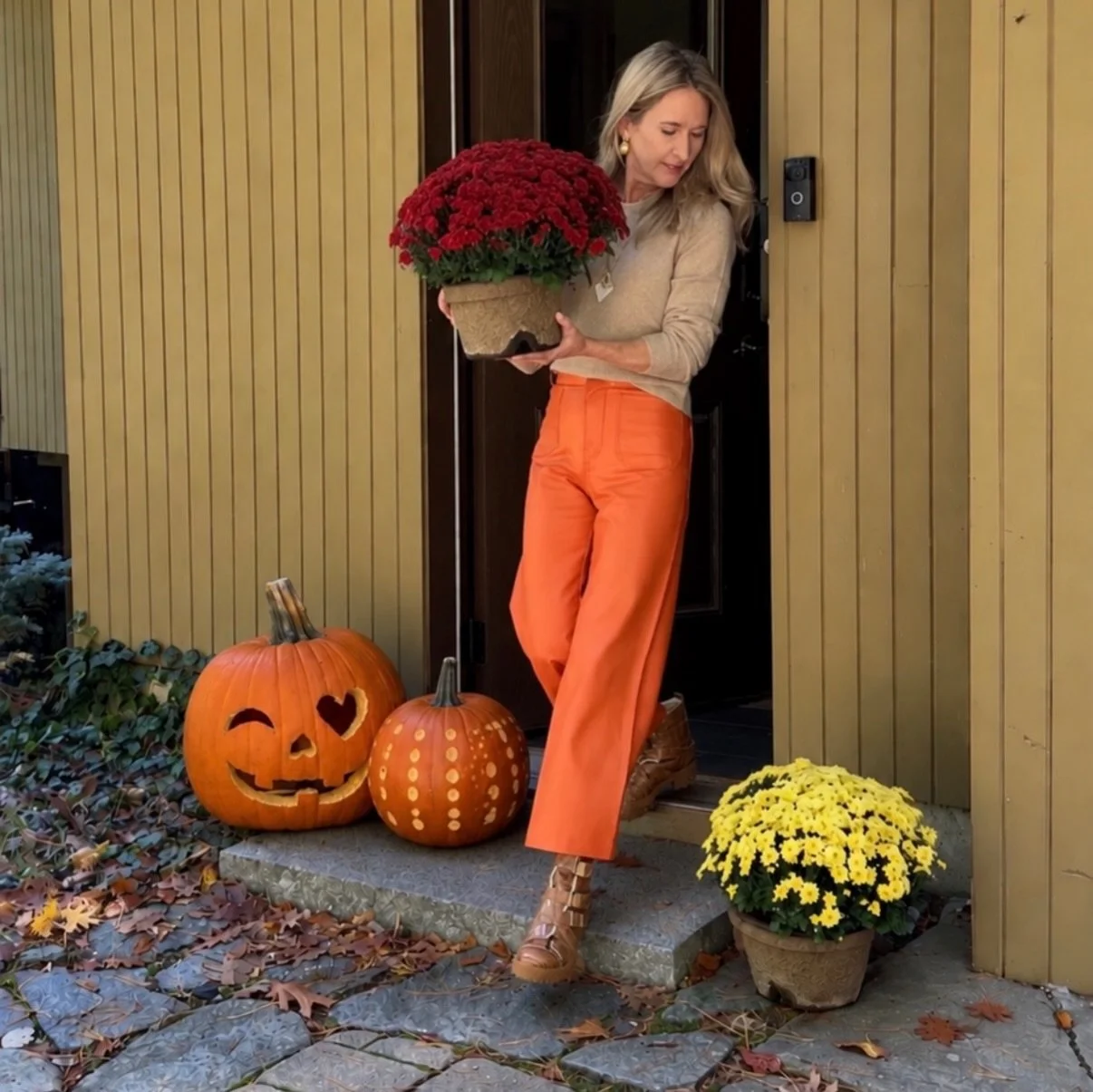 With the holidays right around the corner, it&rsquo;s time to start thinking about the ideal outfit to wear. With an abundance of food to look forward to and lots of lounging around, we suggest you wear something that is both comfortable and stylish.