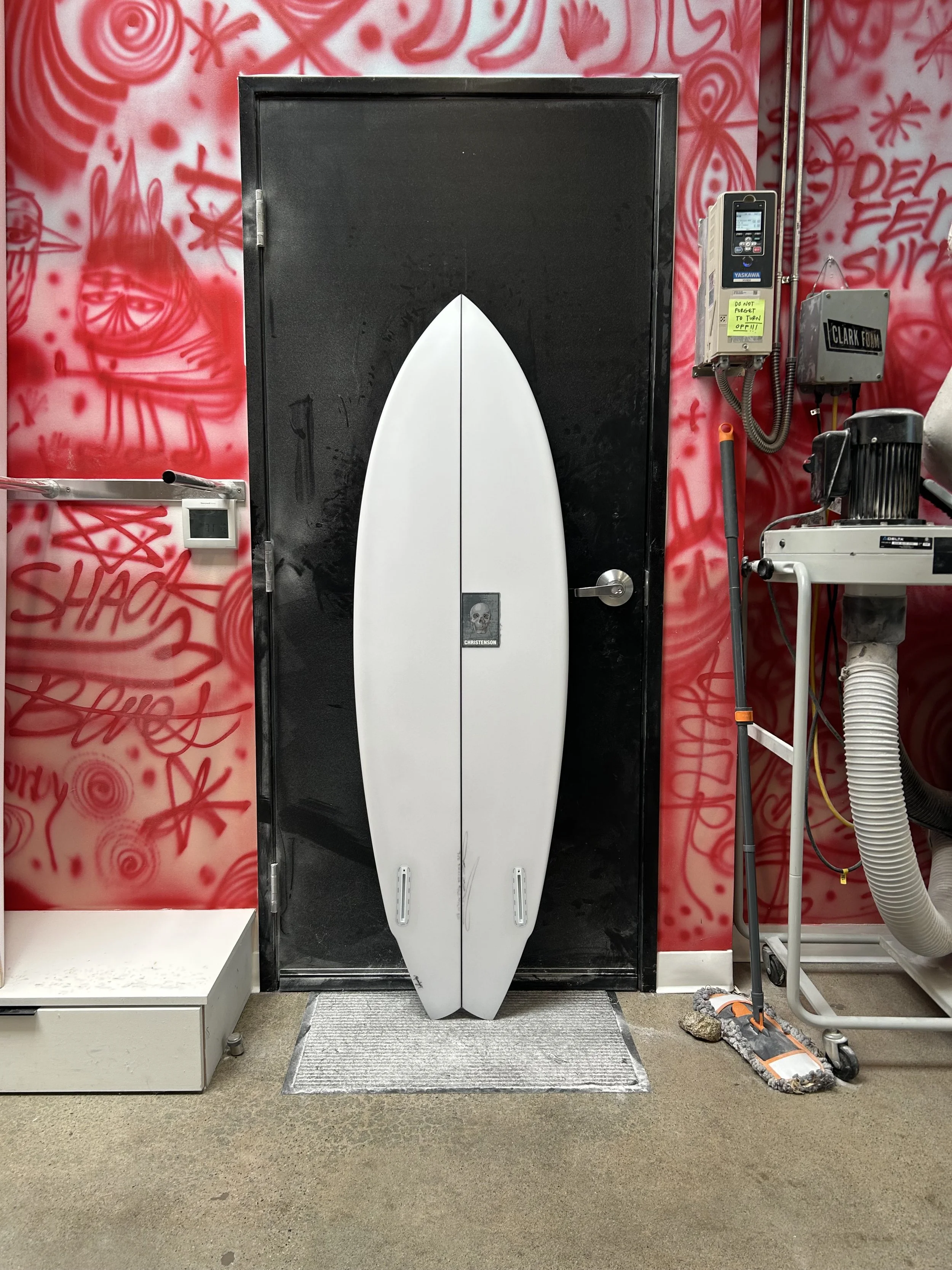 white lane splitter bottom with background