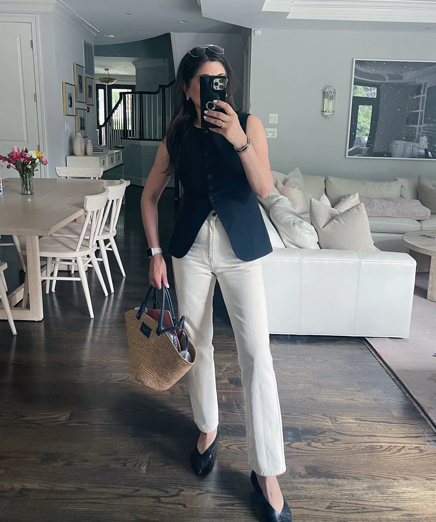 One of my favorite go-to looks for seeing clients: simple straight leg jeans + a sleeveless vest. Recently added this raffia tote from @sezane , and I don&rsquo;t know why I waited so long. It&rsquo;s such a cute carryall and the perfect summer addit