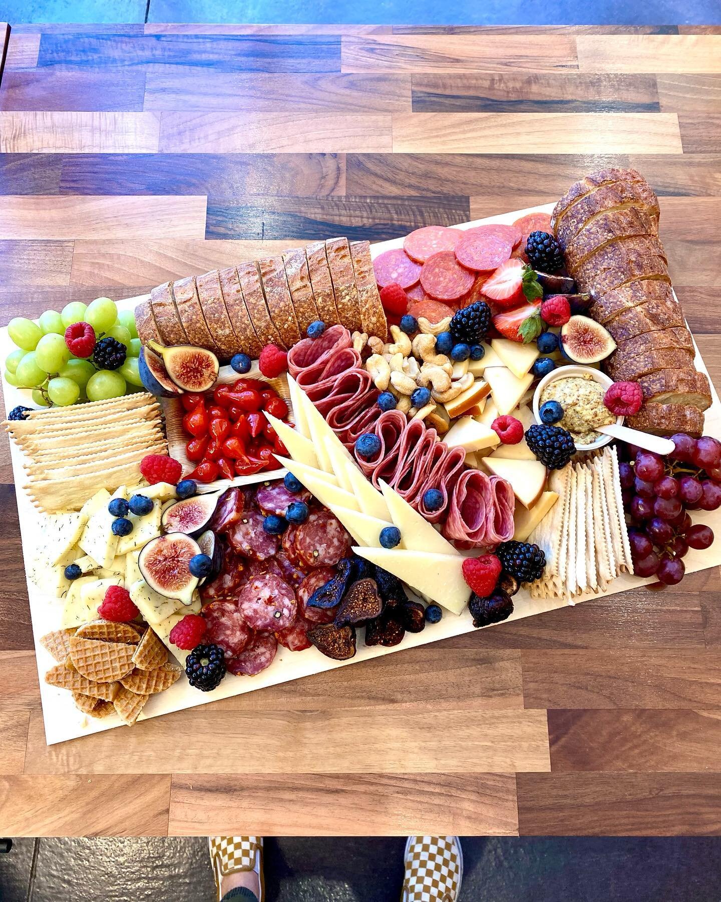 🔥 Some like it HOT! This blazing beauty has spicy mustard, red pepper salami, pepperoni, and Peruvian mini peppers 🌶 🔥
.
.
.
. 
#charcuterie #grazingboard # smallbusiness #supportlocal #denvercharcuterie #meatandcheese #charcuterieboard #womanowne