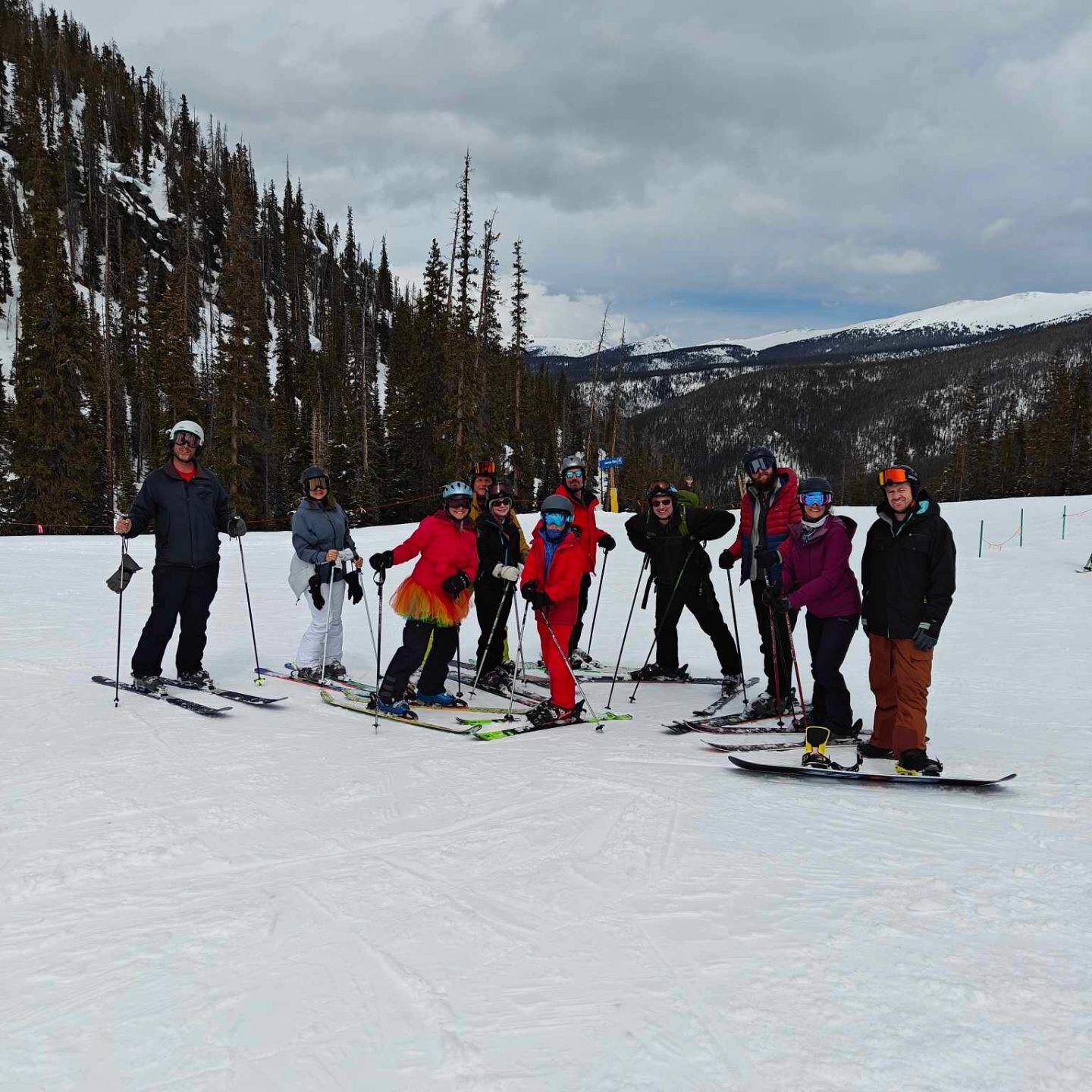 4 🇨🇭 8 friends = 12 total! 🏂🏼 ⛷️
Thank you to all those who came to Winter Park on Saturday for our Swiss Ski Day on the mountain! And a big thank you to SAFS 🇨🇭 Board Member Will Currat  for helping us out with discount tix. Hopp Schwiiz! 🇨🇭