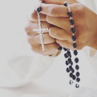 In times of darkness, holding the rosary is like holding hand with Our Lady, Mary | En tiempos de oscuridad, sostener El Rosario es como sostener la mano de Mar&iacute;a