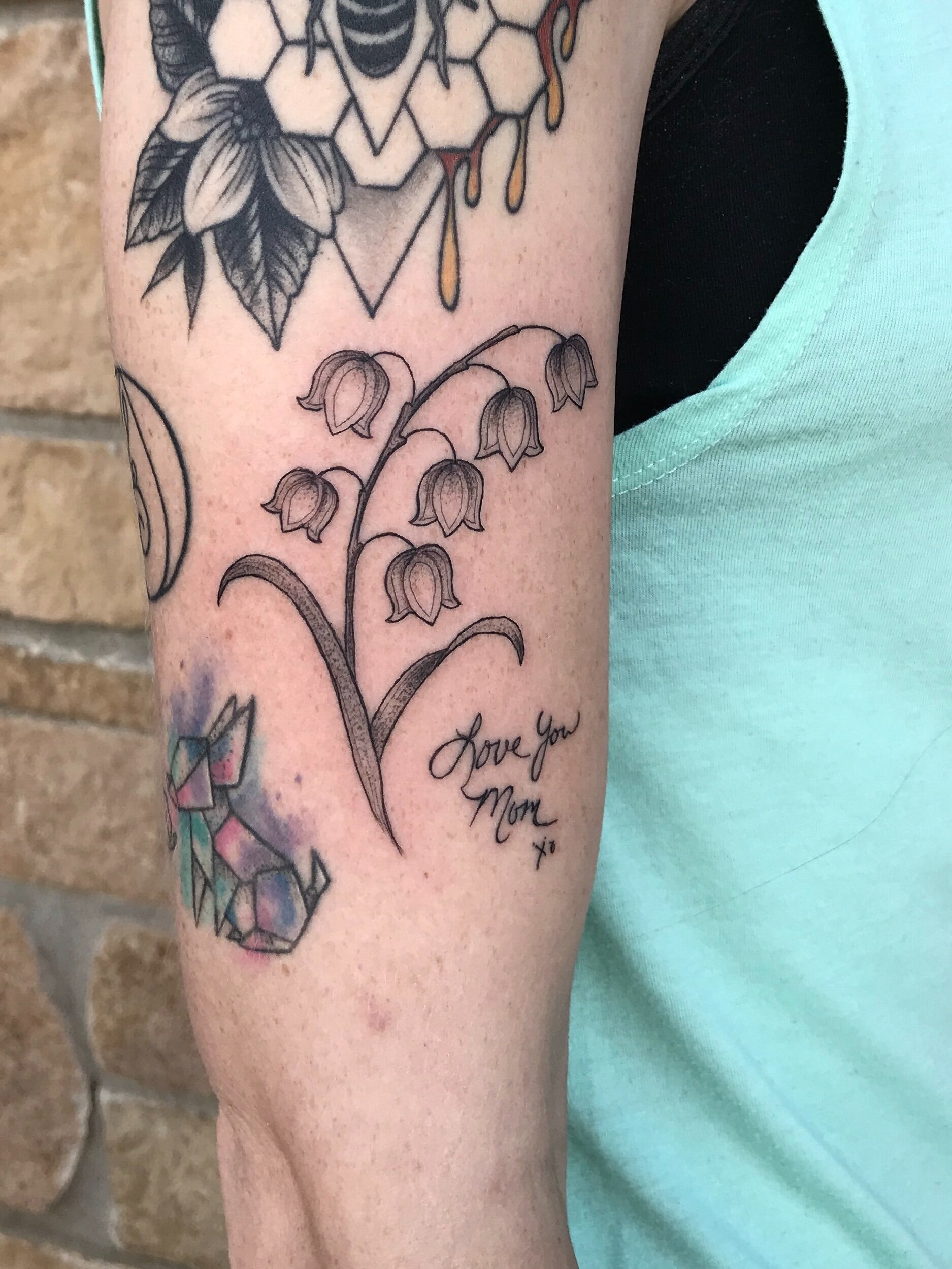  Black and gray flower next to the words, "Love You Mom" in cursive script. 