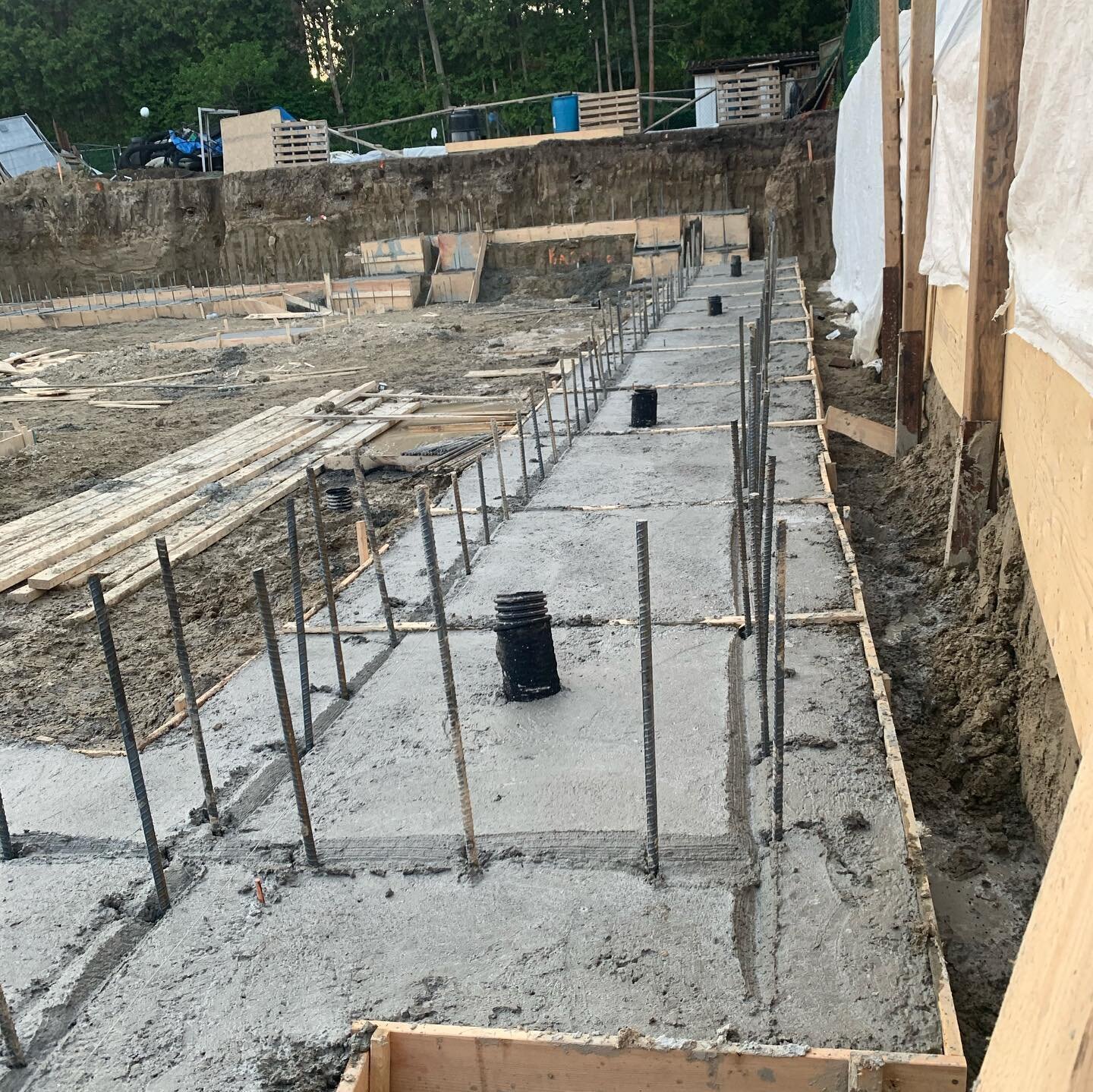 The smell of freshly poured footings 💪 It has been less than 48 hours since excavation was completed. Footings formed, re-bar placed, inspected by municipality and poured. Wall forming is next on deck. Crane is on route with forms this morning! 
#de