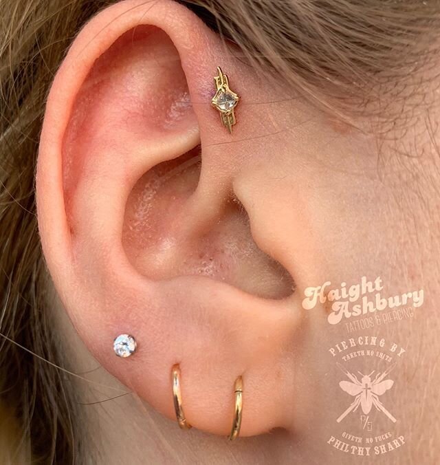 Whether you are able to get multiple forward helix piercings or just one, we have many jewelry choices for you to chose from. This is a fun little statement piece from @tawapa, their dusk end with a genuine white diamond ✨ Installed by @philthysharp