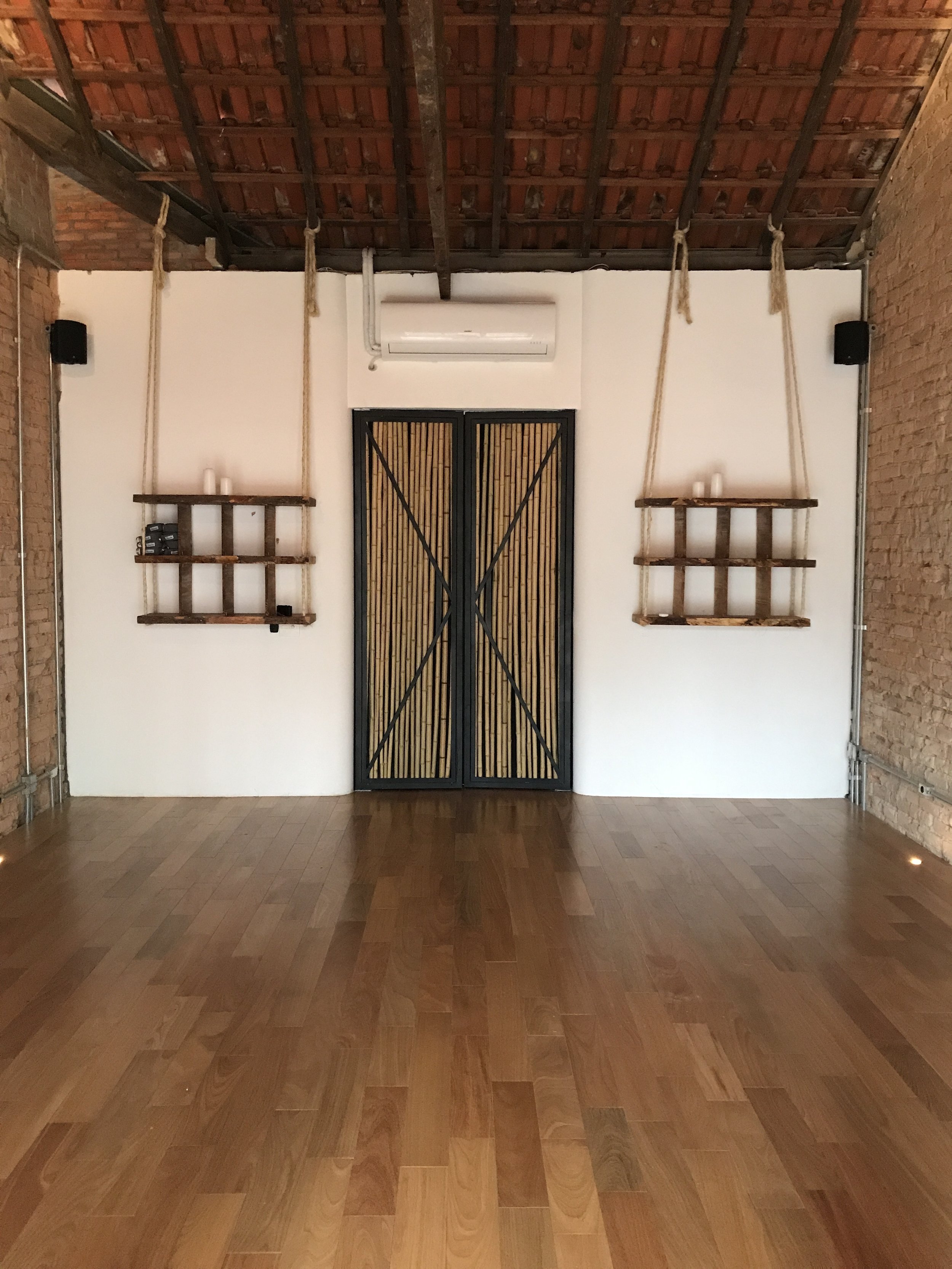 As we could not find suitable doors to the Yoga Sala, I designed the doors and they were made on location. The structure is made of steel, the surfaces of bamboo sticks. The final touch to the doors, two crystal doorhandles still nee dot be placed.