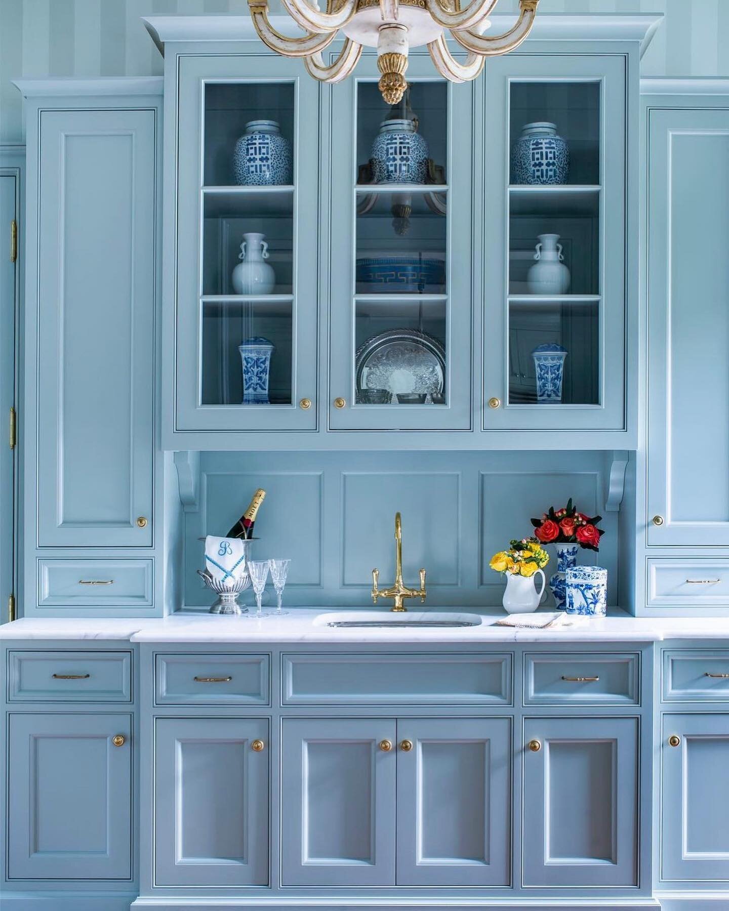 Fresh morning light. Layers of blue on blue. No signs of teenage breakfast detriment. What&rsquo;s not to like?
📸 @mallorymathisoninc #blueonblue #kitchendesign