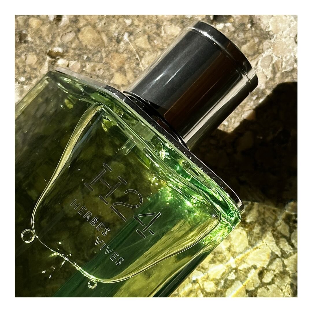 Pure art of digression, hybridizing nature and technology. H24 Herbes Vives, by Christine Nagel, Director of creation and olfactory heritage for @hermes Parfums, refreshes the feeling just after the rain.

An intertwining bouquet of fresh herbs &ndas