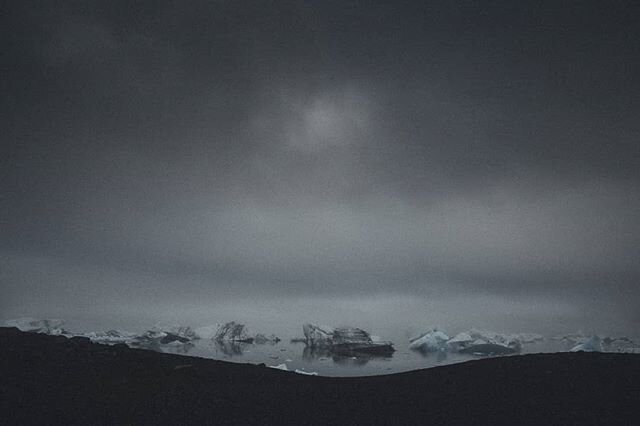 Calm and foggy morning at J&ouml;kuls&aacute;rl&oacute;n glacier lagoon ❄ 🌬 🌨
.⠀
⠀
⠀
⠀
.⠀
⠀
.⠀
⠀
⠀
⠀
⠀
⠀
⠀
⠀
.⠀
⠀
⠀
⠀
⠀
⠀
⠀
.⠀
⠀
⠀
⠀
⠀
⠀
⠀
⠀
⠀
⠀
⠀
⠀
⠀
⠀
⠀
⠀
⠀
⠀

#iceland #icelandphotographer #folkgood #moodygrams #glacierlagoon #jokulsarlon #natur
